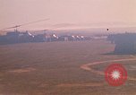 Standbild Tanken der Hubschrauber der 101st Airborne Division Soldat Papageien Schnabel Kambodscha, 1970, aus Sekunde 43 historischem Filmmaterial Videoclip 65675038734
