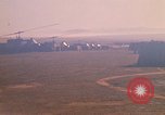 Standbild Tanken der Hubschrauber der 101st Airborne Division Soldat Papageien Schnabel Kambodscha, 1970, aus Sekunde 44 historischem Filmmaterial Videoclip 65675038734
