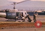 Standbild Tanken der Hubschrauber der 101st Airborne Division Soldat Papageien Schnabel Kambodscha, 1970, aus Sekunde 45 historischem Filmmaterial Videoclip 65675038734