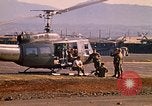 Standbild Tanken der Hubschrauber der 101st Airborne Division Soldat Papageien Schnabel Kambodscha, 1970, aus Sekunde 46 historischem Filmmaterial Videoclip 65675038734
