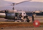 Standbild Tanken der Hubschrauber der 101st Airborne Division Soldat Papageien Schnabel Kambodscha, 1970, aus Sekunde 47 historischem Filmmaterial Videoclip 65675038734