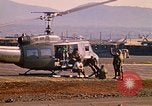 Standbild Tanken der Hubschrauber der 101st Airborne Division Soldat Papageien Schnabel Kambodscha, 1970, aus Sekunde 48 historischem Filmmaterial Videoclip 65675038734
