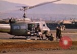 Standbild Tanken der Hubschrauber der 101st Airborne Division Soldat Papageien Schnabel Kambodscha, 1970, aus Sekunde 49 historischem Filmmaterial Videoclip 65675038734