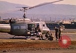 Standbild Tanken der Hubschrauber der 101st Airborne Division Soldat Papageien Schnabel Kambodscha, 1970, aus Sekunde 50 historischem Filmmaterial Videoclip 65675038734