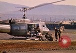 Standbild Tanken der Hubschrauber der 101st Airborne Division Soldat Papageien Schnabel Kambodscha, 1970, aus Sekunde 51 historischem Filmmaterial Videoclip 65675038734