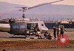 Standbild Tanken der Hubschrauber der 101st Airborne Division Soldat Papageien Schnabel Kambodscha, 1970, aus Sekunde 52 historischem Filmmaterial Videoclip 65675038734