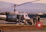 Standbild Tanken der Hubschrauber der 101st Airborne Division Soldat Papageien Schnabel Kambodscha, 1970, aus Sekunde 53 historischem Filmmaterial Videoclip 65675038734