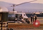 Standbild Tanken der Hubschrauber der 101st Airborne Division Soldat Papageien Schnabel Kambodscha, 1970, aus Sekunde 54 historischem Filmmaterial Videoclip 65675038734