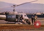 Standbild Tanken der Hubschrauber der 101st Airborne Division Soldat Papageien Schnabel Kambodscha, 1970, aus Sekunde 55 historischem Filmmaterial Videoclip 65675038734