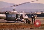 Standbild Tanken der Hubschrauber der 101st Airborne Division Soldat Papageien Schnabel Kambodscha, 1970, aus Sekunde 56 historischem Filmmaterial Videoclip 65675038734