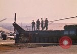 Standbild Tanken der Hubschrauber der 101st Airborne Division Soldat Papageien Schnabel Kambodscha, 1970, aus Sekunde 57 historischem Filmmaterial Videoclip 65675038734