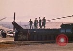 Standbild Tanken der Hubschrauber der 101st Airborne Division Soldat Papageien Schnabel Kambodscha, 1970, aus Sekunde 58 historischem Filmmaterial Videoclip 65675038734