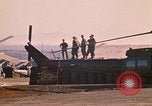 Standbild Tanken der Hubschrauber der 101st Airborne Division Soldat Papageien Schnabel Kambodscha, 1970, aus Sekunde 59 historischem Filmmaterial Videoclip 65675038734