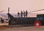 Standbild Tanken der Hubschrauber der 101st Airborne Division Soldat Papageien Schnabel Kambodscha, 1970, aus Sekunde 60 historischem Filmmaterial Videoclip 65675038734