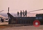 Standbild Tanken der Hubschrauber der 101st Airborne Division Soldat Papageien Schnabel Kambodscha, 1970, aus Sekunde 61 historischem Filmmaterial Videoclip 65675038734