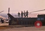 Standbild Tanken der Hubschrauber der 101st Airborne Division Soldat Papageien Schnabel Kambodscha, 1970, aus Sekunde 62 historischem Filmmaterial Videoclip 65675038734