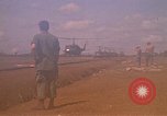 Immagine di Elicotteri trasportano 101st Airborne Pappagalli becco Cambogia, 1970, secondo 3 filmato di repertorio 65675038735