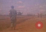 Immagine di Elicotteri trasportano 101st Airborne Pappagalli becco Cambogia, 1970, secondo 4 filmato di repertorio 65675038735