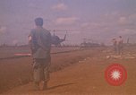 Immagine di Elicotteri trasportano 101st Airborne Pappagalli becco Cambogia, 1970, secondo 5 filmato di repertorio 65675038735