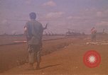 Immagine di Elicotteri trasportano 101st Airborne Pappagalli becco Cambogia, 1970, secondo 7 filmato di repertorio 65675038735