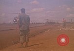 Immagine di Elicotteri trasportano 101st Airborne Pappagalli becco Cambogia, 1970, secondo 8 filmato di repertorio 65675038735