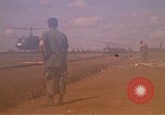 Immagine di Elicotteri trasportano 101st Airborne Pappagalli becco Cambogia, 1970, secondo 9 filmato di repertorio 65675038735