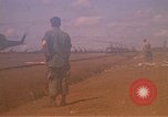 Immagine di Elicotteri trasportano 101st Airborne Pappagalli becco Cambogia, 1970, secondo 11 filmato di repertorio 65675038735