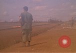 Immagine di Elicotteri trasportano 101st Airborne Pappagalli becco Cambogia, 1970, secondo 15 filmato di repertorio 65675038735