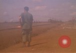 Immagine di Elicotteri trasportano 101st Airborne Pappagalli becco Cambogia, 1970, secondo 16 filmato di repertorio 65675038735