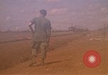 Immagine di Elicotteri trasportano 101st Airborne Pappagalli becco Cambogia, 1970, secondo 17 filmato di repertorio 65675038735