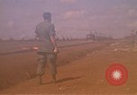 Immagine di Elicotteri trasportano 101st Airborne Pappagalli becco Cambogia, 1970, secondo 18 filmato di repertorio 65675038735
