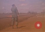 Immagine di Elicotteri trasportano 101st Airborne Pappagalli becco Cambogia, 1970, secondo 19 filmato di repertorio 65675038735