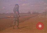 Immagine di Elicotteri trasportano 101st Airborne Pappagalli becco Cambogia, 1970, secondo 21 filmato di repertorio 65675038735
