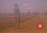 Immagine di Elicotteri trasportano 101st Airborne Pappagalli becco Cambogia, 1970, secondo 22 filmato di repertorio 65675038735