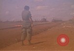 Immagine di Elicotteri trasportano 101st Airborne Pappagalli becco Cambogia, 1970, secondo 23 filmato di repertorio 65675038735