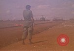 Immagine di Elicotteri trasportano 101st Airborne Pappagalli becco Cambogia, 1970, secondo 24 filmato di repertorio 65675038735