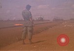 Immagine di Elicotteri trasportano 101st Airborne Pappagalli becco Cambogia, 1970, secondo 25 filmato di repertorio 65675038735