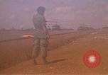 Immagine di Elicotteri trasportano 101st Airborne Pappagalli becco Cambogia, 1970, secondo 26 filmato di repertorio 65675038735