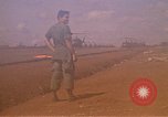 Immagine di Elicotteri trasportano 101st Airborne Pappagalli becco Cambogia, 1970, secondo 28 filmato di repertorio 65675038735