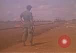 Immagine di Elicotteri trasportano 101st Airborne Pappagalli becco Cambogia, 1970, secondo 30 filmato di repertorio 65675038735
