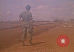 Immagine di Elicotteri trasportano 101st Airborne Pappagalli becco Cambogia, 1970, secondo 31 filmato di repertorio 65675038735