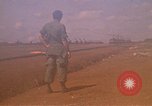 Immagine di Elicotteri trasportano 101st Airborne Pappagalli becco Cambogia, 1970, secondo 32 filmato di repertorio 65675038735