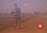 Immagine di Elicotteri trasportano 101st Airborne Pappagalli becco Cambogia, 1970, secondo 33 filmato di repertorio 65675038735