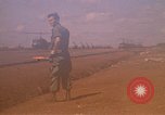 Immagine di Elicotteri trasportano 101st Airborne Pappagalli becco Cambogia, 1970, secondo 34 filmato di repertorio 65675038735