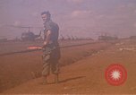 Immagine di Elicotteri trasportano 101st Airborne Pappagalli becco Cambogia, 1970, secondo 35 filmato di repertorio 65675038735