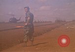 Immagine di Elicotteri trasportano 101st Airborne Pappagalli becco Cambogia, 1970, secondo 36 filmato di repertorio 65675038735