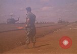 Immagine di Elicotteri trasportano 101st Airborne Pappagalli becco Cambogia, 1970, secondo 37 filmato di repertorio 65675038735