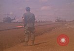 Immagine di Elicotteri trasportano 101st Airborne Pappagalli becco Cambogia, 1970, secondo 38 filmato di repertorio 65675038735