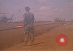 Immagine di Elicotteri trasportano 101st Airborne Pappagalli becco Cambogia, 1970, secondo 39 filmato di repertorio 65675038735