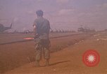 Immagine di Elicotteri trasportano 101st Airborne Pappagalli becco Cambogia, 1970, secondo 40 filmato di repertorio 65675038735
